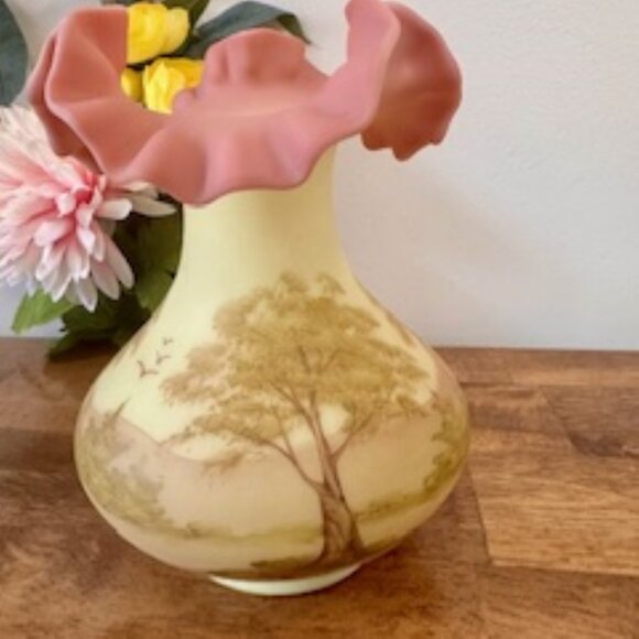 Fenton Burmese Glass Vase Signed Sue Foster – Hand Painted Ruffled Top Art Glass - Picture 5 of 7